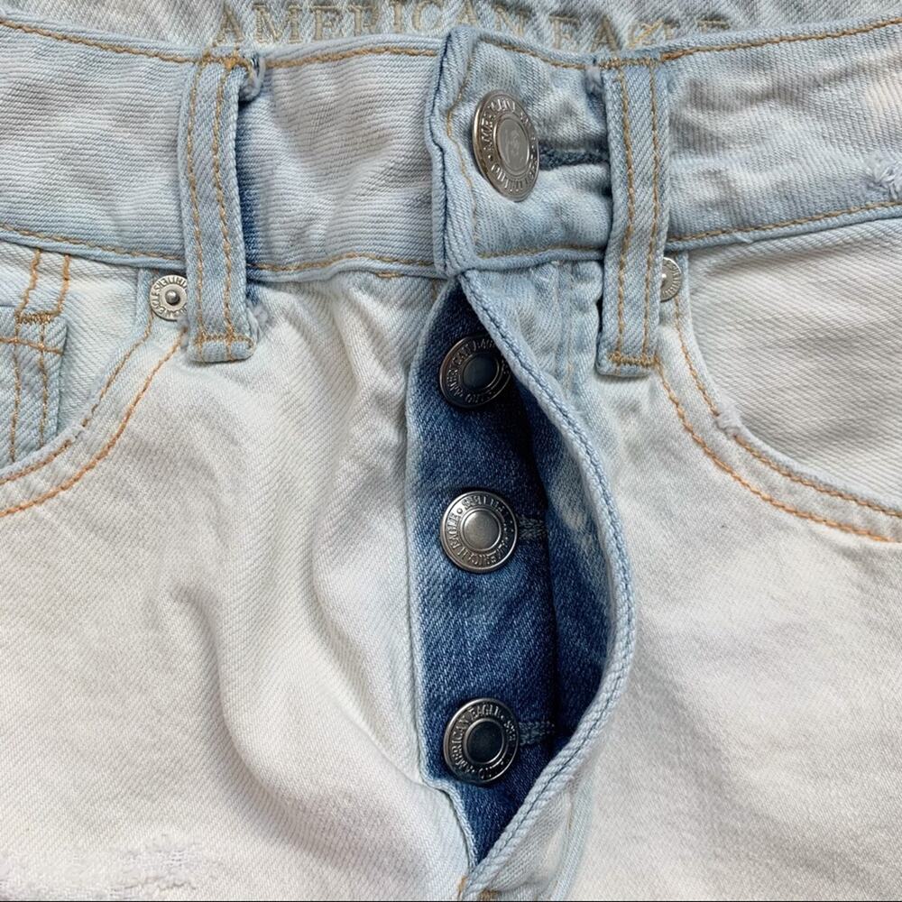 American Eagle White Distressed Tomgirl Acid Wash Raw Hem Shorts Size 2 - Picture 5 of 7